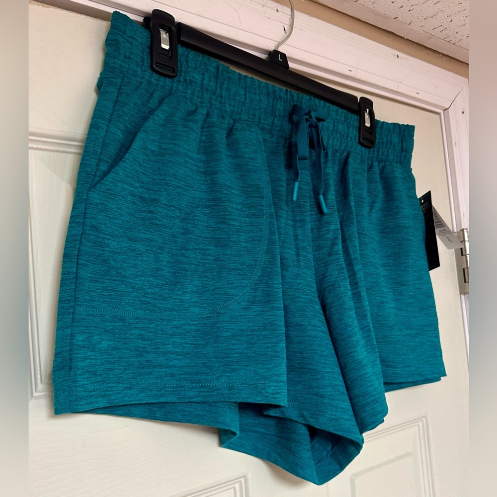 Torrid active shorts NWT 00